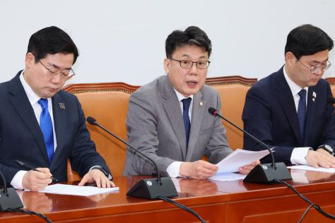 더불어민주당 진성준 정책위의장이 6일 서울 여의도 국회에서 열린 정책조정회의에서 발언하고 있다. (사진=연합뉴스)