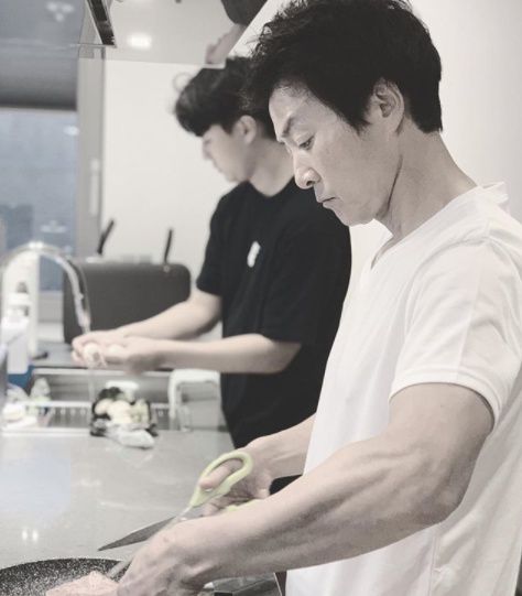 [사진=하희라 SNS] 배우 하희라가 남편 최수종(오른쪽)이 아들과 가족들을 위해 저녁 식사를 준비하는 모습을 사진으로 공개했다.