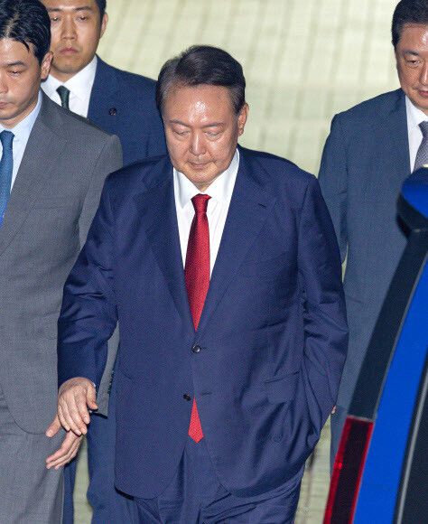 12·3 내란사태와 관련해 특검의 수사를 받는 윤석열 전 대통령이 9일 서울 서초구 서울중앙지법에서 열린 구속 전 피의자 심문(영장실질심사)이 끝난 뒤 왼손을 주머니에 찔러넣은 채 법원을 떠나고 있다. 사진공동취재
