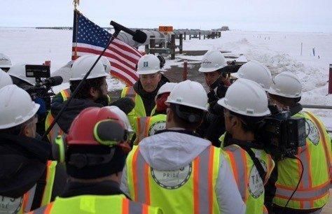 지난 6월 리 젤딘 미국환경보호청장과 더그 버검 내무부 장관, 크리스 라이트 에너지부 장관이 한국·일본 등에서 온 관계자들과 함께 미국 알래스카주 프루드 베이에 위치한 알래스카 송유관 1번 펌프 스테이션을 방문했다. 미국환경보호청 홈페이지 캡처