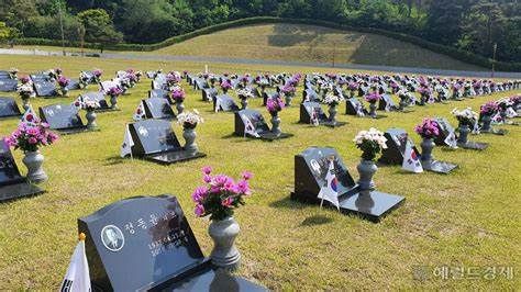 '5·18 이후 민주화운동 희생자들의 망월동 5·18 구 묘지 안장'에 대해서는 성인 92.6%가 동의했다.