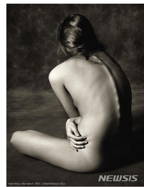 [서울=뉴시스]케이트모스, 마라케시,1993 (Kate Moss, Marrakech, 1993) 왓슨은 당시모델 유망주였던 케이트모스의우아함을 강조하기 위해 누드촬영으로 결정하고 앞모습은 자연광만을 활용해 촬영하기로했다. 케이트의 뒷모습을찍은 컷은 실내에서 스튜디오 조명으로 촬영했지만, 앞모습과 마찬가지로 자연광 같은 효과가난다.
