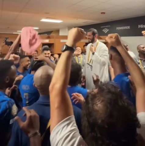 승리를 자축하는 알힐랄 선수단