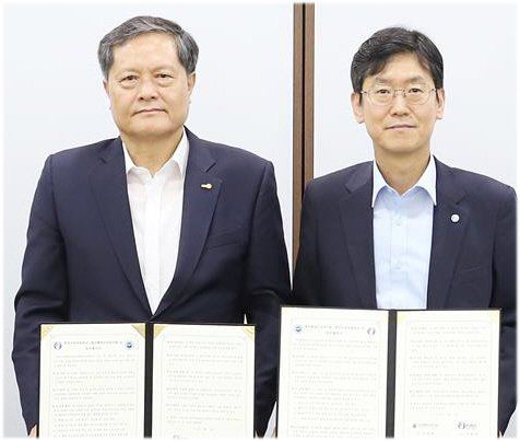 지난 18일 한국수산자원공단 부산 본사에서 '해양수산 인재 양성 및 양질의 일자리 창출' 업무협약식이 열린 가운데 김민종 한국해양수산연수원장(왼쪽)과 김종덕 수산자원공단 이사장 등이 기념촬영하고 있다. 한국해양수산연수원 제공