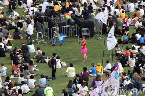 2019년 6월 서울광장에서 열린 성(性) 소수자 축제 '서울퀴어문화축제'에서 참가자들이 축제를 즐기고 있다. 연합뉴스