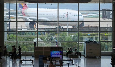 아시아나항공 소속 항공기가 11일 인천국제공항 1터미널 앞에 서 있다. (사진=연합뉴스)