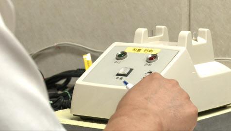 남북이 통신연락선을 재가동한 지난 7월27일 경기도 파주시 판문점 남북공동연락사무소에서 우리측 연락대표가 북측 연락대표와 통화하고 있는 모습. 지난해 6월 북한의 일방적 조치로 통신연락선이 단절된지 13개월만에 복원됐다가 한미연합훈련 실시를 이유로 다시 지난 8월 남북통신선은 끊긴 상태다(사진=통일부).