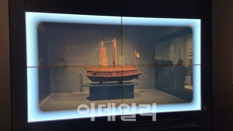투명 OLED 패널을 활용한 고화질의 거북선 모형 영상. 거북선 내부를 설명하는 장면이 끝나면 거북선 모형이 등장한다. (사진=손의연 기자)