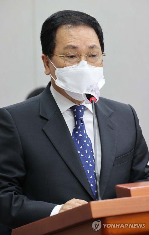 업무보고 하는 유영민 청와대 비서실장(서울=연합뉴스) 안정원 기자 = 유영민 청와대 비서실장이 23일 서울 여의도 국회에서 열린 운영위원회 전체회의에서 업무보고를 하고 있다. 2021.8.23 jeong@yna.co.kr