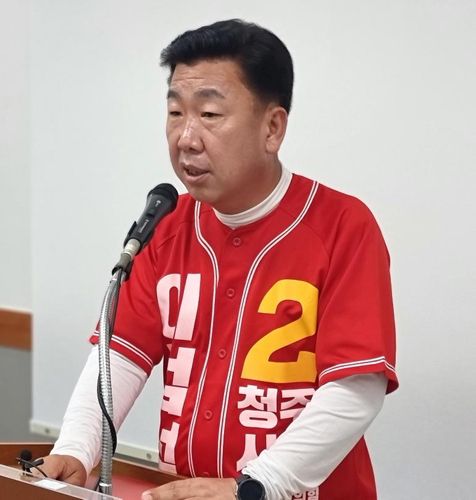 지지 호소하는 이범석 청주시장 후보 [촬영 윤우용 기자]