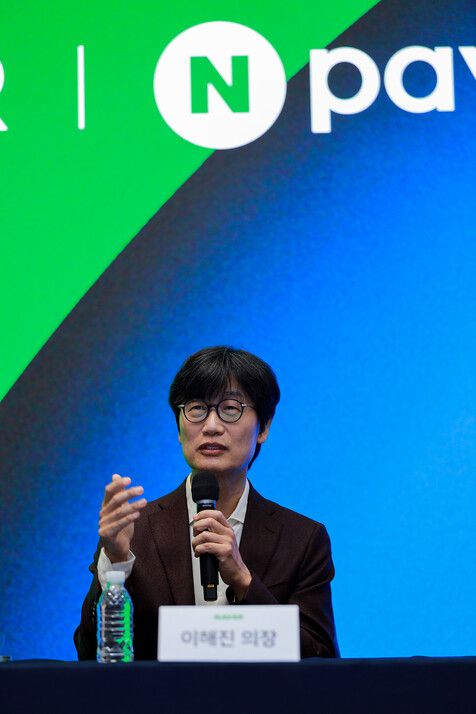 이해진 네이버 이사회 의장이 27일 경기 성남시 ‘네이버 1784’에서 글로벌 시장 진출과 관련해 공동 기자간담회에서 발언하고 있다. 네이버 제공