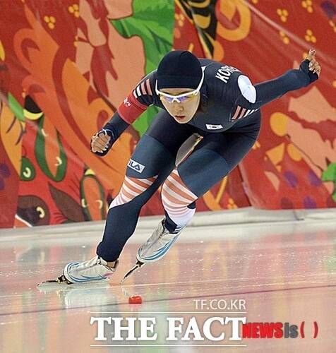 이상화가 파워 넘치는 모습으로 코너를 질주하고 있다. 이상화는 밴쿠버와 소치 올림픽에서 500미터를 2연패했고, 평창올림픽에서는 은메달을 따내는 등 장기간 전세계 빙상계를 지배했다./뉴시스