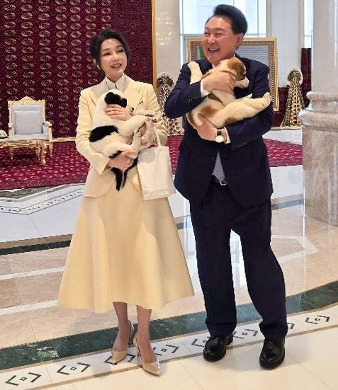 윤석열 잔 대통령 부부가 지난해 6월 11일(현지시간) 투르크메니스탄 국견인 알라바이를 선물 받고 즐거워하고 있다. 공동취재