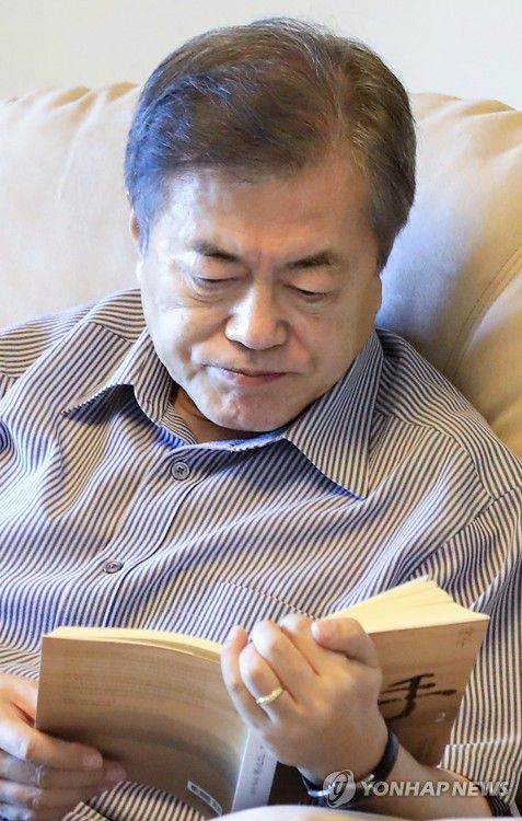 문재인 대통령이 2018년 8월 2일 휴가지인 충남 계룡대의 휴양시설에서 독서를 하고 있다. [청와대 제공]