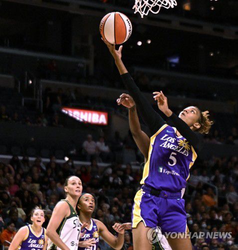 WNBA 입단 후 골밑 득점을 노리는 스미스(5번)[AP=연합뉴스]