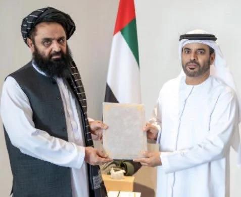 21일(현지시간) 마울라위 바드레딘 하카니(왼쪽)가 사이프 압둘라 알 샴시 UEA 의전부 차관에게 신임장을 전달하고 있다. [아프간 외교부 홈페이지 캡처. 재판매 및 DB 금지]