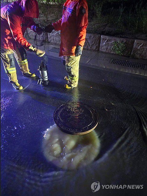 폭우에 역류한 맨홀(춘천=연합뉴스) 강원 내륙과 산지를 중심으로 많은 비가 내린 지난 16일 오후 춘천시 동내면 거두리 한 도로에 맨홀이 역류해 있다. 2025.7.17 [강원특별자치도소방본부 제공. 재판매 및 DB 금지] taetae@yna.co.kr