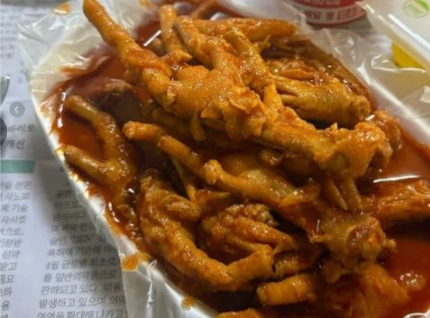 한 외국인 관광객이 소셜미디어에 올린 한국 닭발 식당 방문 후기 사진 [배달의민족]