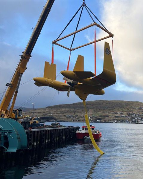 크레인에 매달려 바닷속으로 투입되고 있는 ‘드래건 12’. 물속에서 돌아다니며 동체 후미의 프로펠러를 돌려 전기를 만든다. 미네스토 제공