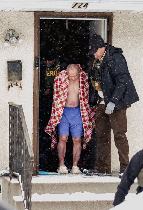 지난 18일(현지시간) 미국 미네소타주에 거주하는 라오스 출신 미국 시민권자가 이민세관집행국(ICE)단속으로 자택에서 끌려나오고 있다. 사진=로이터 연합뉴스