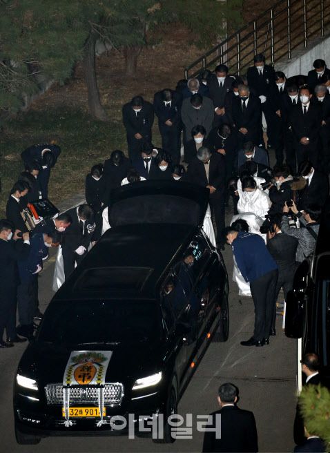 고(故) 신춘호 농심 회장의 발인식이 30일 오전 서울 종로구 서울대학교병원 장례식장에서 엄수된 가운데 유족들이 고인을 모시고 있다.(사진=이영훈 기자)