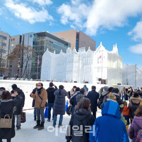 코로나19로 중지됐던 삿포로(札晃) 눈축제가 3년 만에 재개한 가운데 4일 관람객들이 눈축제에서 전시된 작품들을 보고 있다. (사진=박진환 기자)