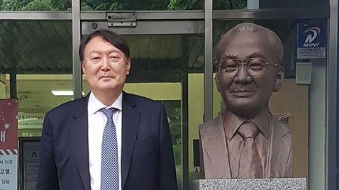 지난 17일 윤석열 전 검찰총장이 서울 관악구 서울대 반도체 공동연구소를 방문해 반도체 물리학자인 고(故) 강대원 박사 흉상 앞에서 기념 촬영을 하고 있다. /연합뉴스