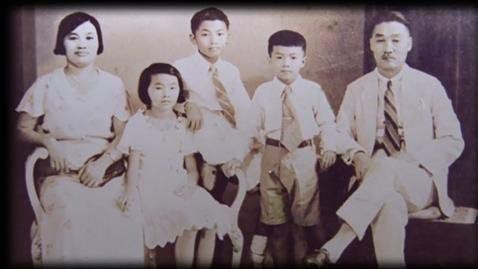 인도네시아 한인 100년사 출간(서울=연합뉴스) '적도의 나라' 인도네시아에 한 세기 동안 한인과 한인기업의 성공 진출사를 담은 100년사가 출간됐다. 
    한인 100년사 편찬위원회는 22일 자카르타 한국대사관 대강당에서 출판 기념회를 개최한다.
    사진은 100년 전 인도네시아 첫 이주한 장윤원 선생 가족사진.[인도네시아 한인 100년사 편찬위원회 제공. 재판매 및 DB 금지] photo@yna.co.kr