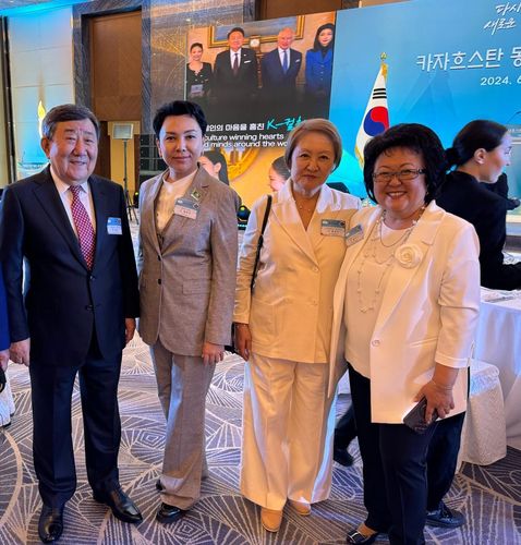 윤 대통령 카자흐스탄 동포간담회 참석한 조 엘레나 부의장지난 6월 중앙아시아를 순방한 윤석열 대통령이 카자흐스탄 아스타나에서 개최한 동포간담회 참석자들. 왼쪽부터 최유리 카스피그룹 회장, 조 엘레나 알마티 시의회 부의장, 니 류보비 고려극장장, 김 릴리야 카라간다시 고려인협회장. [조 엘레나 부의장 제공. 재판매 및 DB 금지]