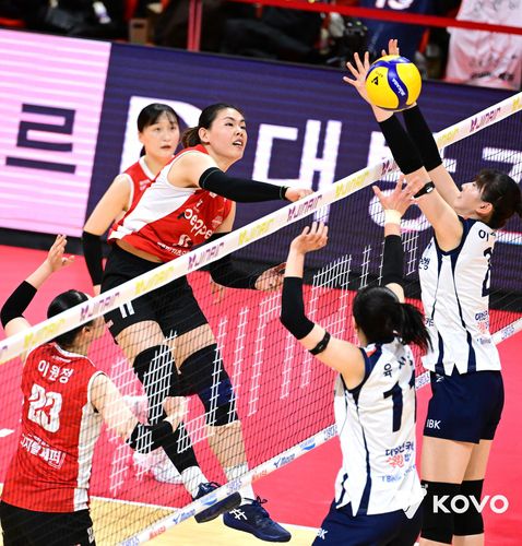 공격하는 페퍼저축은행의 시마무라(중앙)[한국배구연맹 제공. 재판매 및 DB 금지]