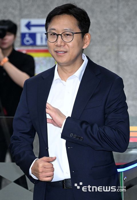 배경훈 과학기술정보통신부 장관 후보자가 24일 서울 종로구 광화문우체국에 마련된 인사청문회 준비 사무실로 출근해 미리 준비한 임명 소감문을 꺼내고 있다. 김민수기자 mskim@etnews.com