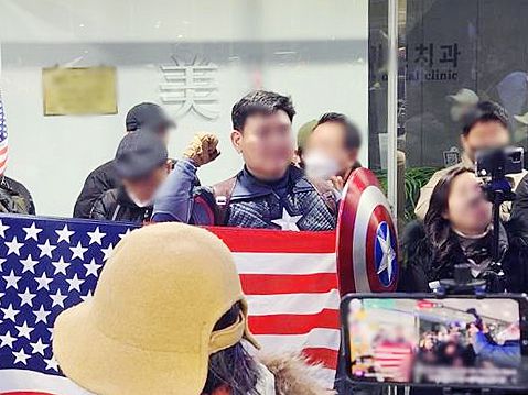 보수 성향 유튜버 '캡틴코리아'가 14일 중국대사관 난입을 시도하다가 경찰에 건조물 침입 미수 혐의로 현행범 체포됐다. 사진은 지난 10일 국가인권위원회 점거 시위 모습. 연합뉴스