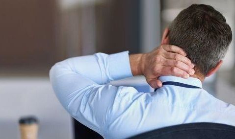 한 회사원이 뒷목을 잡고 있다. 연합뉴스