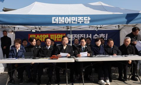 더불어민주당 이재명 대표가 19일 서울 종로구 경복궁역 부근 광화문 민주당 천막농성장에서 열린 현장 최고위원회의에서 모두 발언하고 있다. (사진=뉴스1)