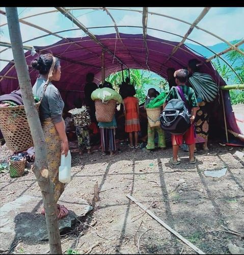 민닷시를 떠나 산악 지역으로 피신한 주민들. [꼬 나잉 목사 제공. 재판매 및 DB 금지]