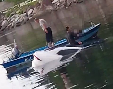 차량 익수자 구조현장[동해해경 제공. 재판매 및 DB 금지]