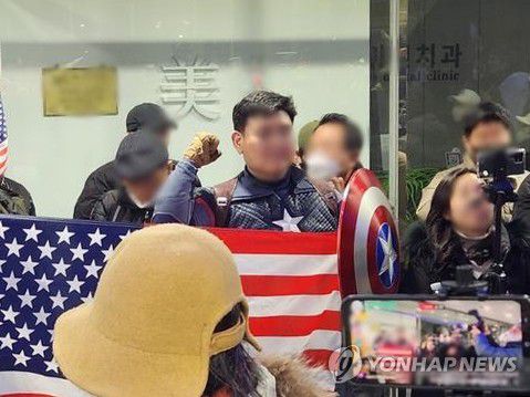 지난 10일 국가인권위원회 건물에 등장한 '캡틴 아메리카'(서울=연합뉴스) 이율립 기자 = 지난 10일 서울 중구 국가인권위원회에서 열린 '2025년 제2차 전윈위원회'를 앞두고 마블 캐릭터 '캡틴 아메리카' 복장을 한 윤석열 대통령 지지자가 시위하고 있다.     '캡틴 아메리카' 복장의 안 모씨는 14일 오후 7시 36분깨 서울 중구 명동 중국대사관에 난입을 시도하다가 경찰에 건조물 침입 미수 혐의로 현행범 체포됐다.  2025.2.15 2yulrip@yna.co.kr