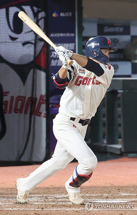 롯데 박찬형 프로 첫 안타(부산=연합뉴스) 강선배 기자 = 19일 부산 사직야구장에서 열린 프로야구 한화 이글스와 롯데 자이언츠의 경기, 7회 말 2사 1루 롯데 박찬형이 안타를 치고 세리머니 하고 있다. 박찬형은 육성 선수로 입단해 하루 전 1군 엔트리에 이름을 올리며 이날 첫 안타를 쳤다. 2025.6.19 sbkang@yna.co.kr