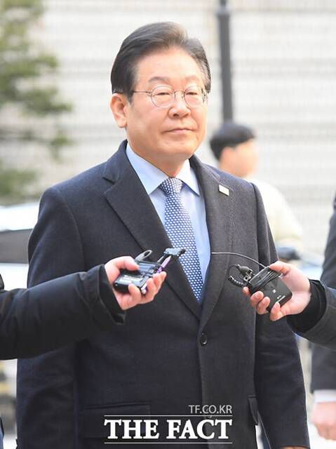 이재명 더불어민주당 대표는 16일 "계엄이 시행됐다면 납치, 고문, 살해가 일상인 '코리안 킬링필드'가 열렸을 것"이라고 주장했다. 사진은 이 대표가 지난 14일 서울 서초구 서울중앙지방법원에서 열린 '대장동 배임·성남FC 뇌물' 1심 속행 공판에 출석한 모습. /장윤석 기자