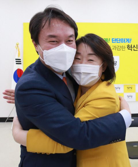 신구 대표 포옹 - 정의당 김종철(왼쪽) 신임대표와 심상정 전 대표가 11일 국회에서 열린 5, 6기 당 지도부 이취임식에서 마스크를 쓴 채 포옹을 하고 있다.김명국 선임기자 daunso@seoul.co.kr