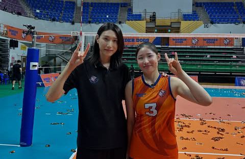 MBC 배구 예능 ‘신인감독 김연경’에서 김연경(왼쪽)의 ‘애제자’로 인기를 끈 인쿠시는 이르면 2025~26 V리그 3라운드에서 꿈에 그리던 국내 프로 무대에 오른다. 인쿠시 인스타그램