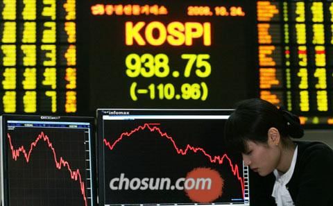 미국발 금융위기로 세계 증시가 폭락한 2008년 10월, 코스피 지수가 1000포인트 아래로 내려간 당시 모습./조선일보 DB