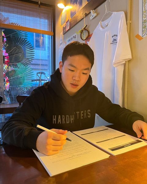 래퍼 겸 종합격투기 선수 이정현이 2023 Road to UFC 플라이급 토너먼트 계약서에 사인하는 모습을 SNS를 통해 공개했다.