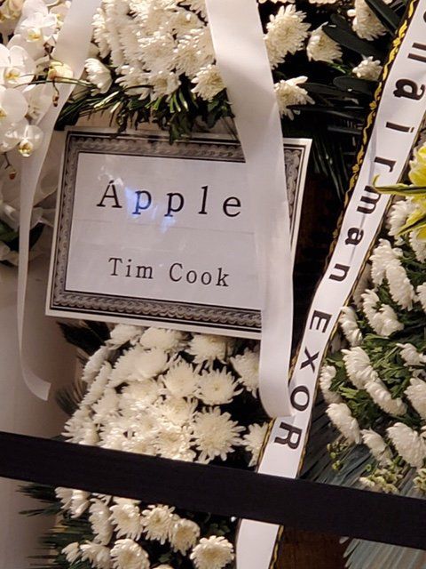 팀 쿡 애플 CEO가 지난 26일 고 이건희 삼성 회장 빈소에 보낸 조문 화환. 애플은 가족장 취지를 반영해 대형 리본이 달린 3단 화환 대신 2단 화환을 빈소에 보냈다. 김영민 기자