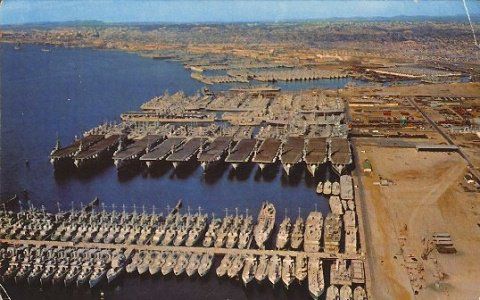 제2차 세계대전이 끝난 뒤 미국 캘리포니아주 샌디에이고 해군항의 모습을 담은 엽서. 미국 해군의 항공모함 등 전투함들이 처분을 기다리고 있다. 항모만 11척이다. 전쟁 당시 미국은 101척의 항모를 건조했다. 미 우정국