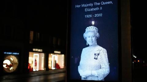 [이 시각] 프랑스 엘리제궁에 英국기, 브라질 예수상도 추모 조명