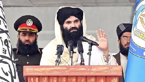 "짓궂은 女 집에 있어라"…126억 걸린 탈레반 2인자 베일벗다