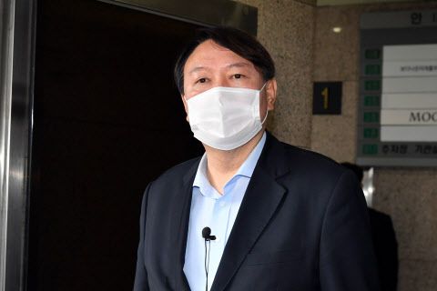 윤석열 전 검찰총장이 15일 서울 종로구 경희궁길 반기문재단에서 반기문 전 UN 사무총장 예방을 마치고 취재진의 질문에 답하고 있다.(사진=국회사진기자단)