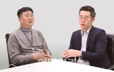 왼쪽부터 이규항 신약연구 1팀 상무, 신용남 신약연구 1팀 이사.(제공= DXVX)