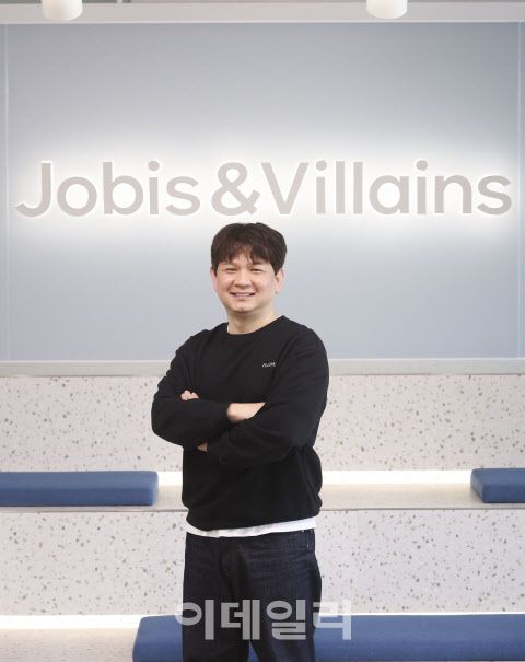 [이데일리 이영훈 기자] 정용수 자비즈앤빌런즈(삼쩜삼) 대표가 이데일리와 인터뷰에서 사진촬영을 하고 있다.